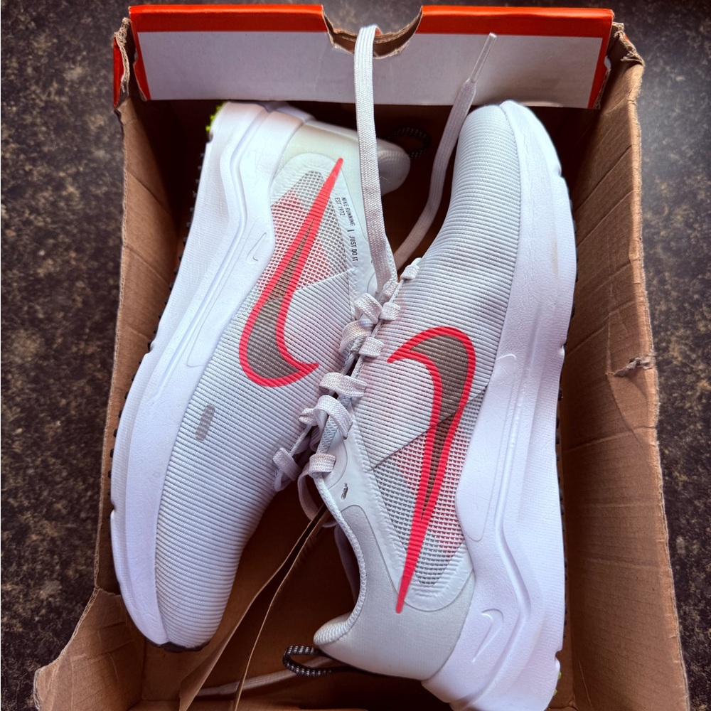 Nike Women's downshifter 12 size 6 / 4.5 youth